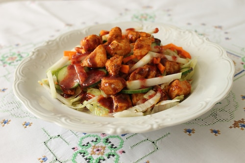 Sałatka z kurczakiem i malinowym sosem vinaigrette