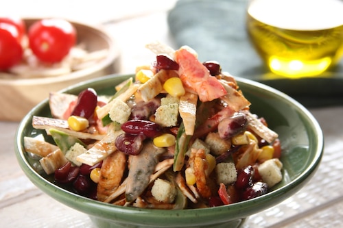 Przepis na Sałatka z kurczakiem i tortillą  Sałatka z kurczakiem i tortillą