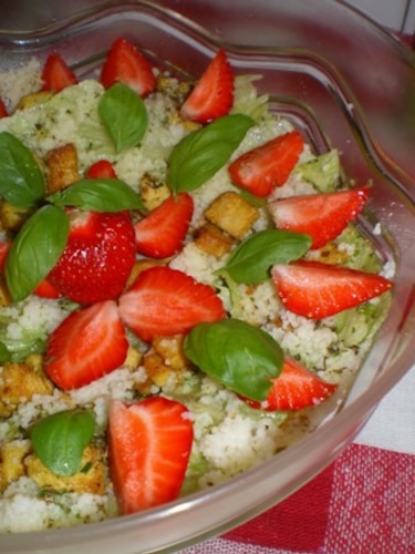 Przepis na Sałatka z kurczakiem, truskawkami i kuskusem Sałatka z kurczakiem, truskawkami i kuskusem