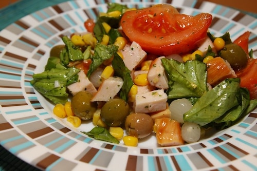 Sałatka z kurczakiem wędzonym i kukurydzą