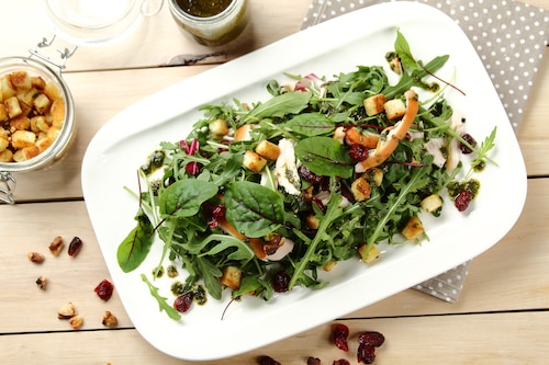 Przepis na Sałatka z kurczakiem wędzonym Sałatka z kurczakiem wędzonym