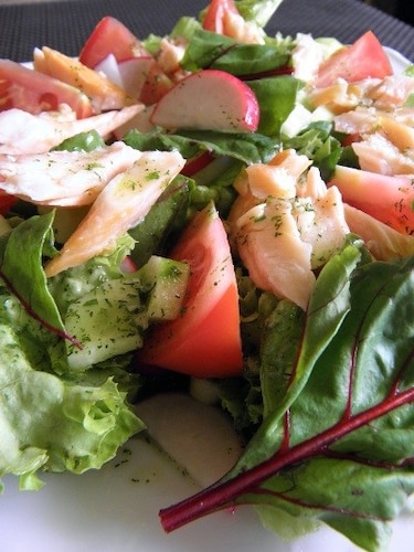 Przepis na Sałatka z liśćmi botwinki z grillowanym łososiem Sałatka z liśćmi botwinki z grillowanym łososiem