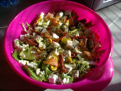 Sałatka z łososie, surimi, ser feta i suszone pomidory