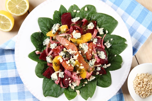 Przepis na Sałatka z wędzonym łososiem i pieczonym burakiem Sałatka z wędzonym łososiem i pieczonym burakiem