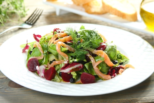 Sałatka z łososiem, jagodami i buraczkami 