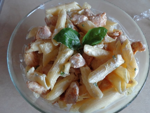 Sałatka z makaronem i kurczakiem z curry