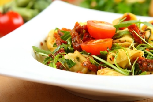 Przepis na Sałatka z makaronem tortellini - VIDEO Sałatka z makaronem tortellini - VIDEO