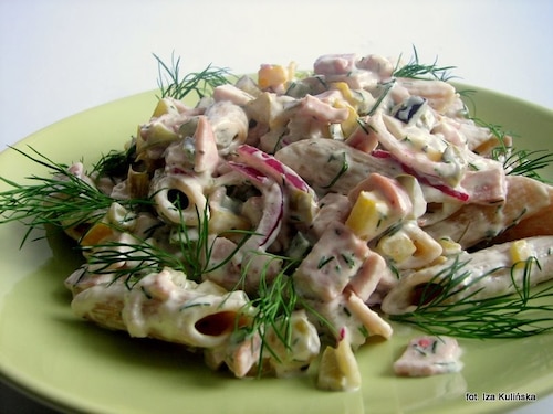 Sałatka z makaronu w sosie czosnkowym