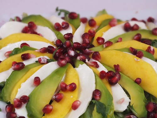 Sałatka z mango, awokado i mozzarelli