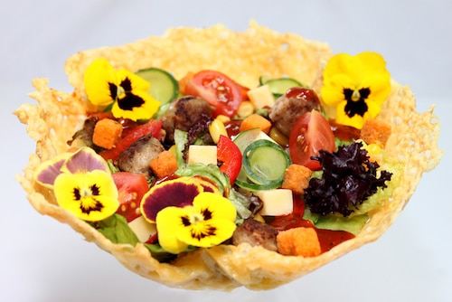 Przepis na Sałatka z mięsnymi kuleczkami i bratkami Sałatka z mięsnymi kuleczkami i bratkami