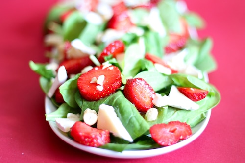Sałatka z młodym szpinakiem, truskawkami i camembertem
