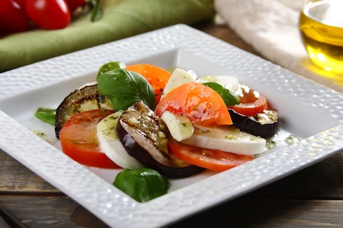 Przepis na Sałatka z mozzarella i grillowanym bakłażanem Sałatka z mozzarella i grillowanym bakłażanem