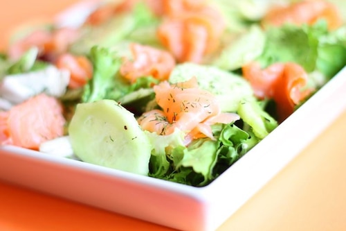 Sałatka z ogórkiem i wędzonym łososiem