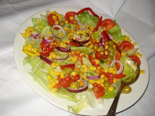 Sałatka z oliwkami i kukurydzą do mięsa i ryby