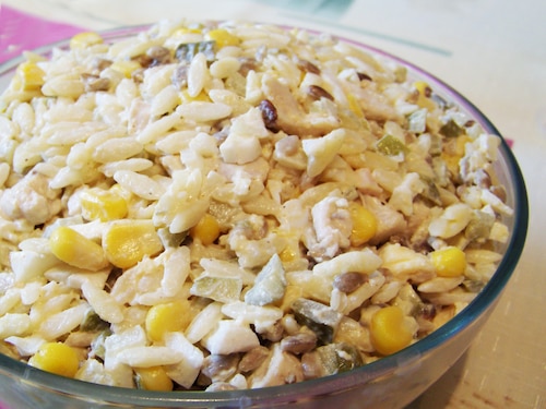 Sałatka z orzo, kurczakiem i prażonym słonecznikiem