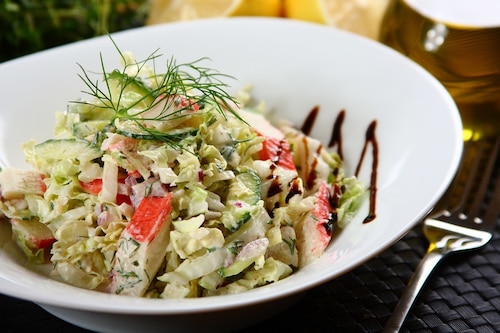 Przepis na Sałatka z paluszkami krabowymi Sałatka z paluszkami krabowymi