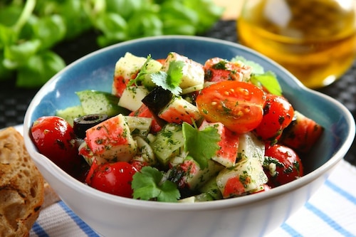 Przepis na Sałatka z paluszkami krabowymi Sałatka z paluszkami krabowymi