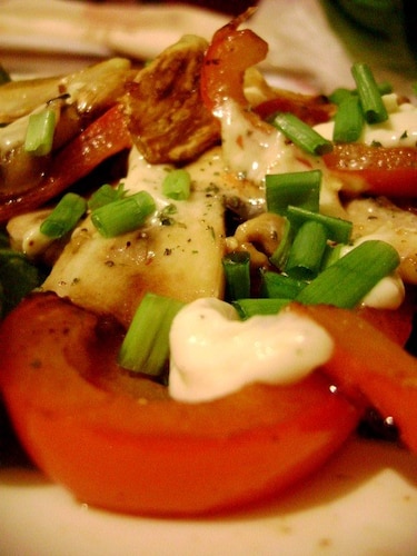 Przepis na Sałatka z papryki i sera camembert ze świeżym szczypiorkiem Sałatka z papryki i sera camembert ze świeżym szczypiorkiem