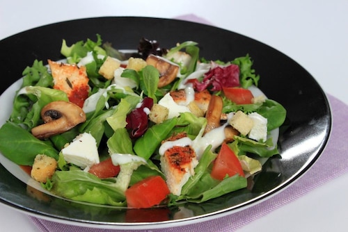 Sałatka z pieczarkami, fetą i sosem cezar