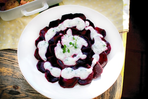 Sałatka z pieczonych buraków w sosie majerankowo-czosnkowym