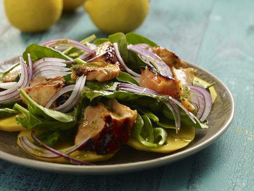 Sałatka z pieczonym łososiem