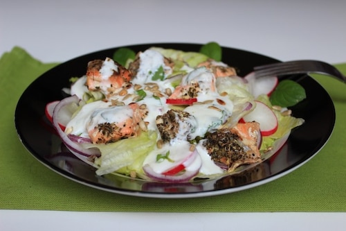 Sałatka z pieczonym łososiem