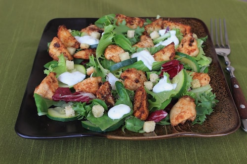 Sałatka z pieczonymi ziemniakami i sosem jogurtowo czosnkowym