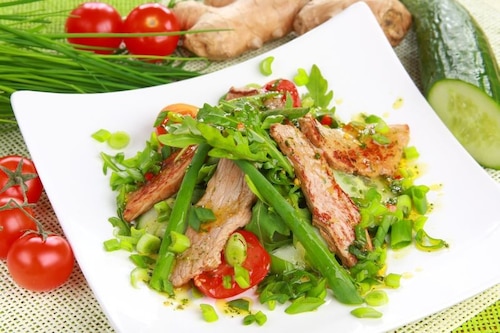 Przepis na Sałatka z pikantną cielęciną Sałatka z pikantną cielęciną