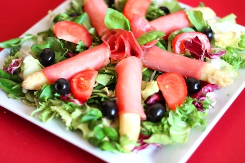 Przepis na Sałatka z polędwicą i szparagami Sałatka z polędwicą i szparagami