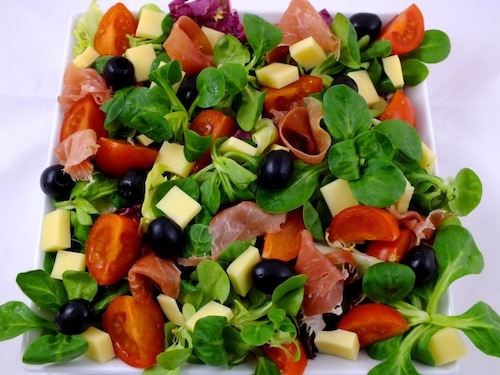 Sałatka z raszponką, serem i szynką parmeńską