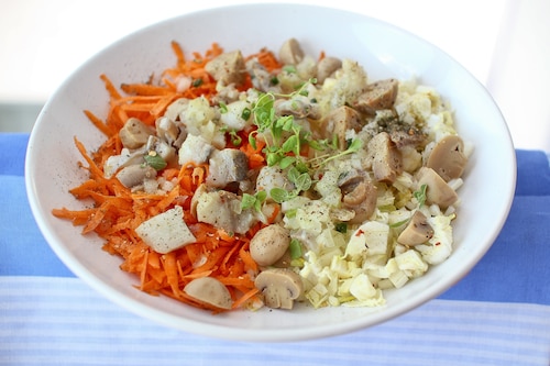 Sałatka z rolmopsami i marynowanymi pieczarkami