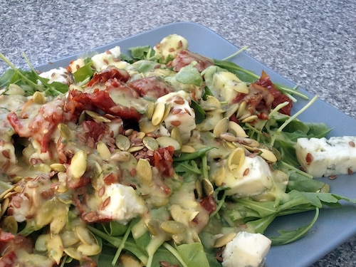 Sałatka z rukolą, suszonymi pomidorami i gorgonzolą