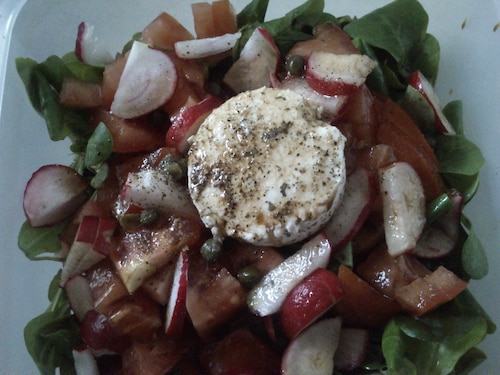 Sałatka z rzodkiewkami i kozim serem