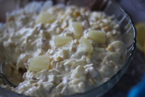 Sałatka z serem ananasem i czosnkiem