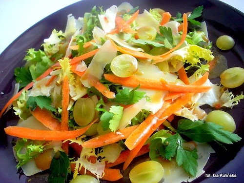 Sałatka z serem, marchewką i winogronami 