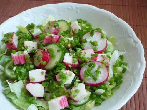 Sałatka z surimi i nowalijkami