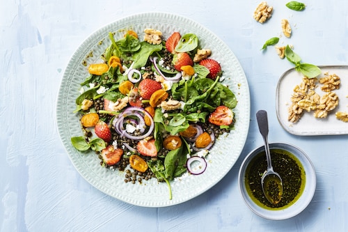 Sałatka ze szpinaku z truskawkami i fetą