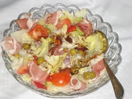 sałatka z szynką parmeńska i oliwkami