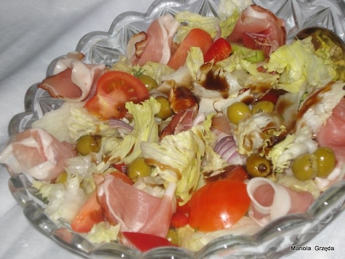 Sałatka z szynką parmeńską i oliwkami