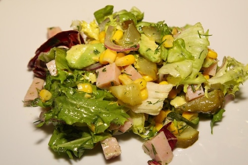 Sałatka z szynką z indyka