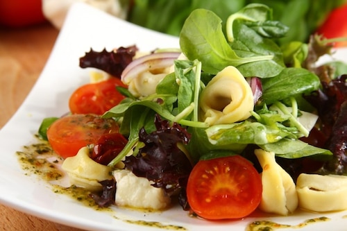 Przepis na Sałatka z tortellini i mozzarellą Sałatka z tortellini i mozzarellą