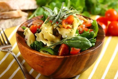 Sałatka z tortellini i szpinakiem 