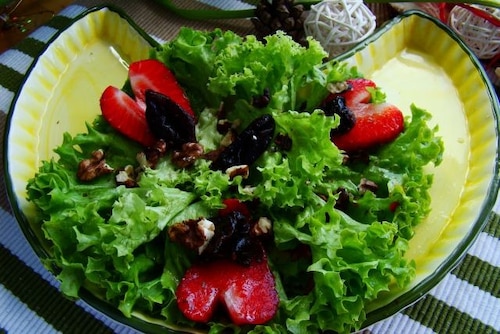 Sałatka z truskawkami i bakaliami