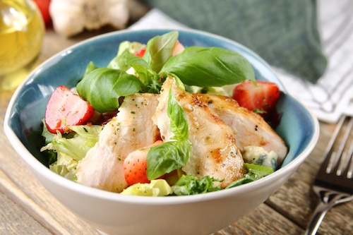 Sałatka z kurczakiem i truskawkami