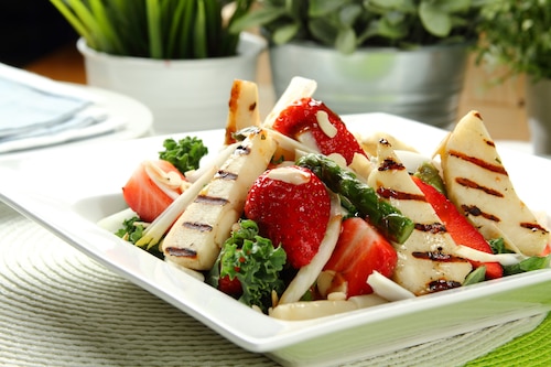 Przepis na Sałatka z truskawkami i grillowanymi szparagami Sałatka z truskawkami i grillowanymi szparagami