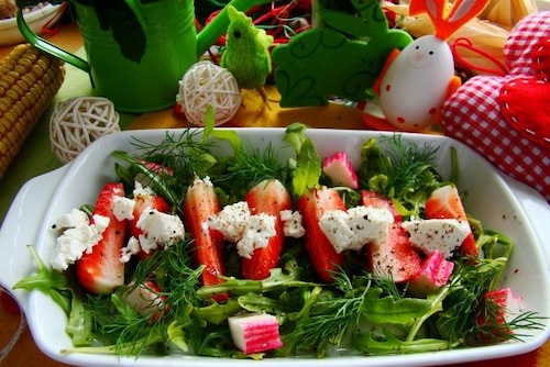 Sałatka z truskawkami i serem kozim