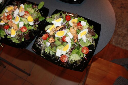 Sałatka z warzywami i kurczakiem