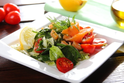 Sałatka z wędzoną rybą 