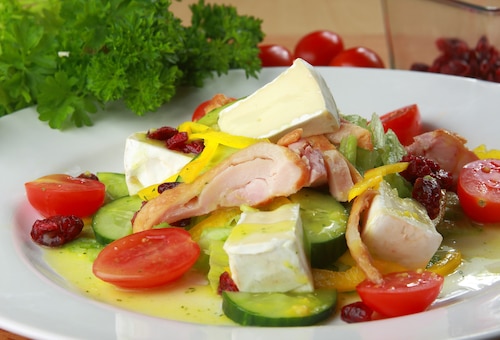 Przepis na Sałatka z wędzonym kurczakiem i camembert Sałatka z wędzonym kurczakiem i camembert