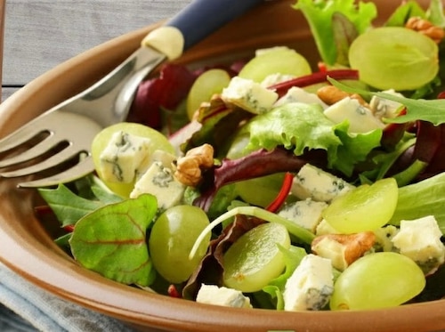 Sałatka z winogronami i orzechami